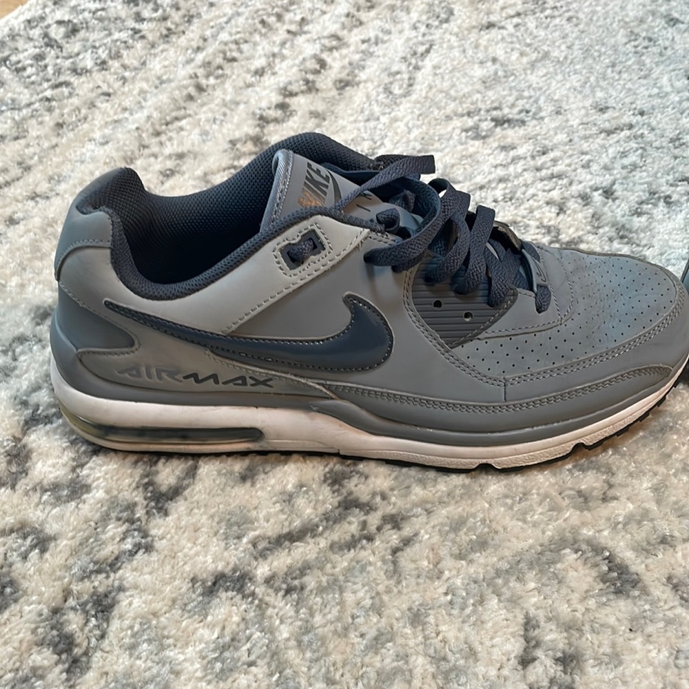 Nike AirMax Men’s Sneakers